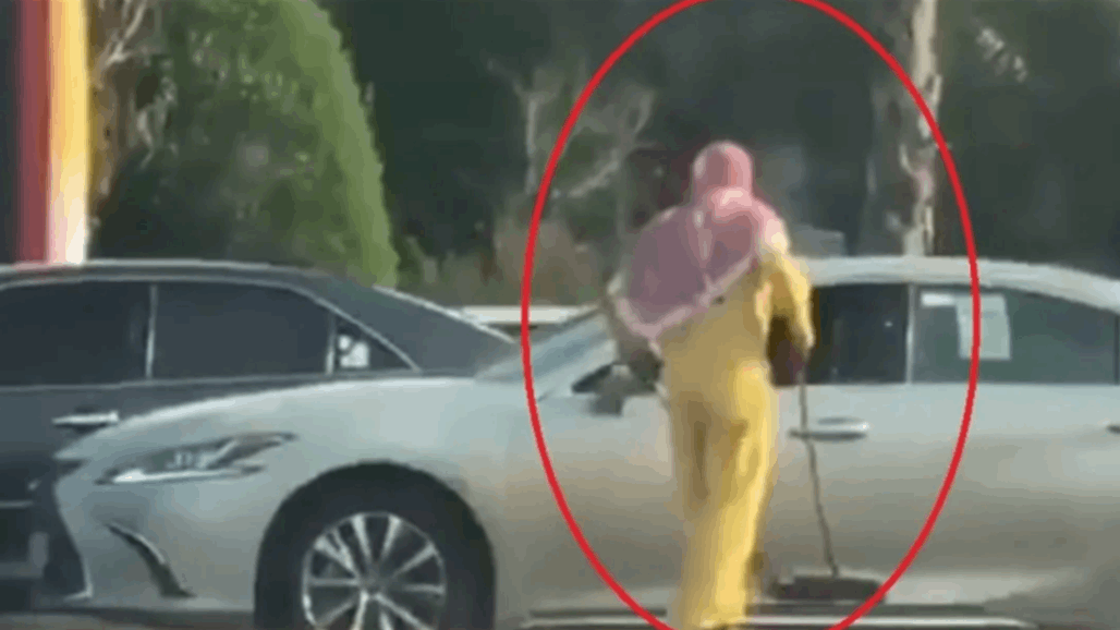 فيديو لعامل نظافة يغضب السعوديين.. فما قصته؟ (فيديو)