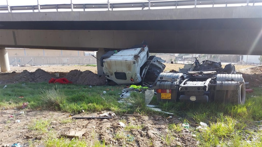 بالصور.. سقوط مركبة من أعلى جسر في بغداد