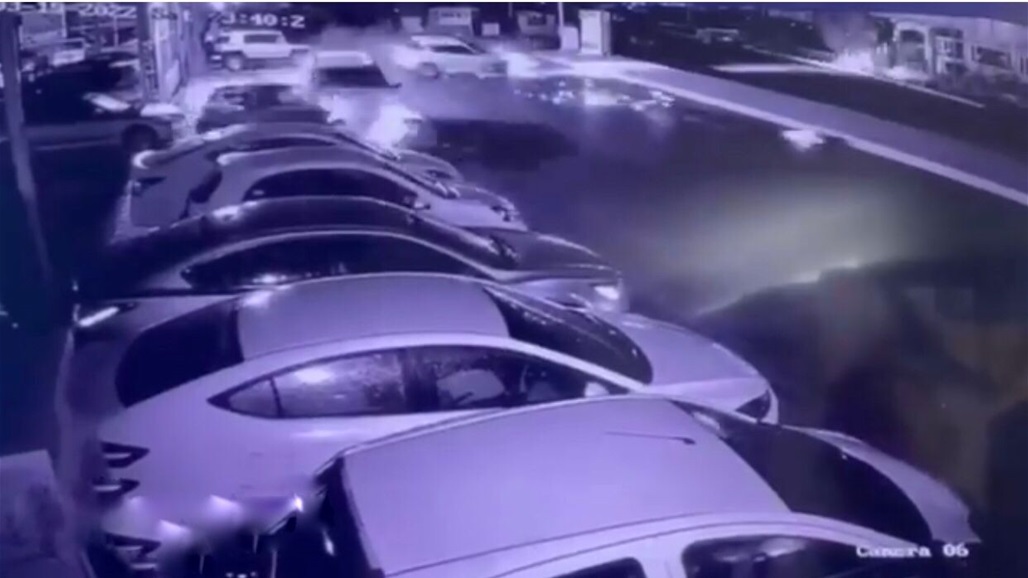 حادث مروع وثقته كاميرات المراقبة.. سائق يتسبب بتدمير 9 سيارات في أربيل