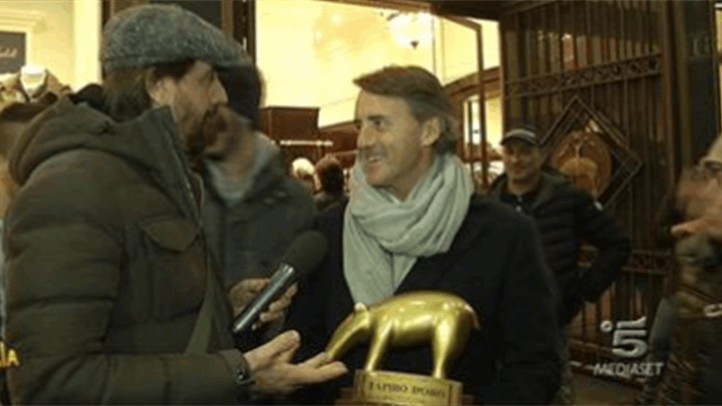 بعد الخروج المذل.. مانشيني يحصل على "الخنزير الذهبي" 