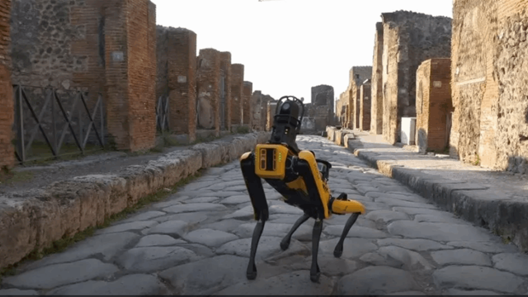 كلب آلي لمراقبة لصوص الاثار (فيديو)