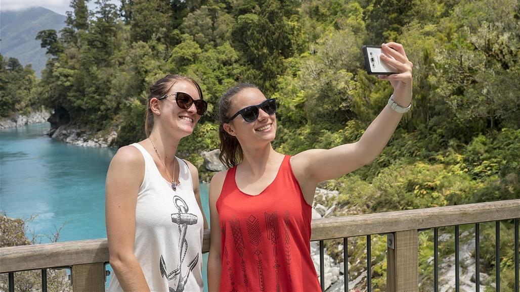 هل سنقول وداعًا لصور السيلفي بالكاميرا الأمامية للهواتف؟