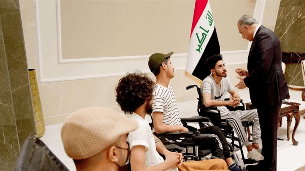 الكاظمي يلتقي عدداً من جرحى التظاهرات قبيل سفرهم إلى الخارج للعلاج