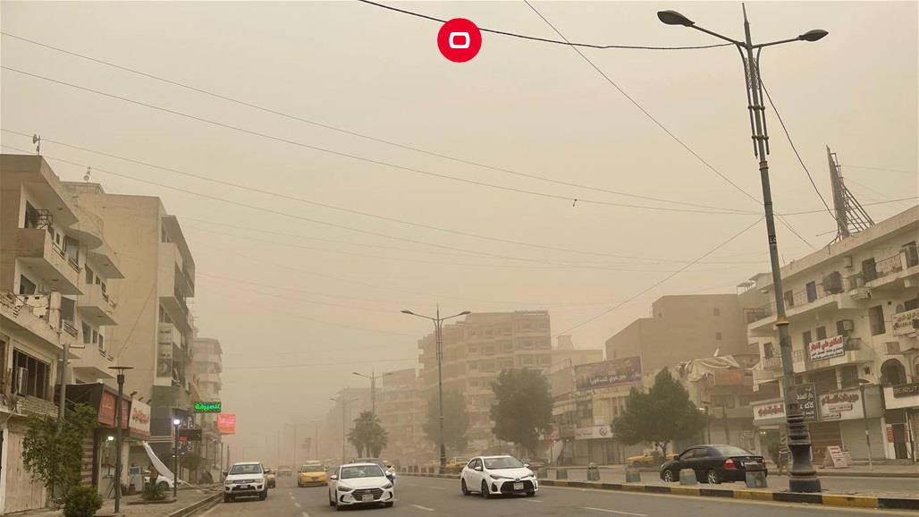 بالصور.. عاصفة ترابية قوية تخنق أجواء بغداد والرؤية شبه منعدمة
