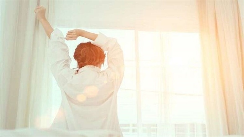 خبراء يفسرون سبب الاستيقاظ مبكرا في عطلة نهاية الاسبوع