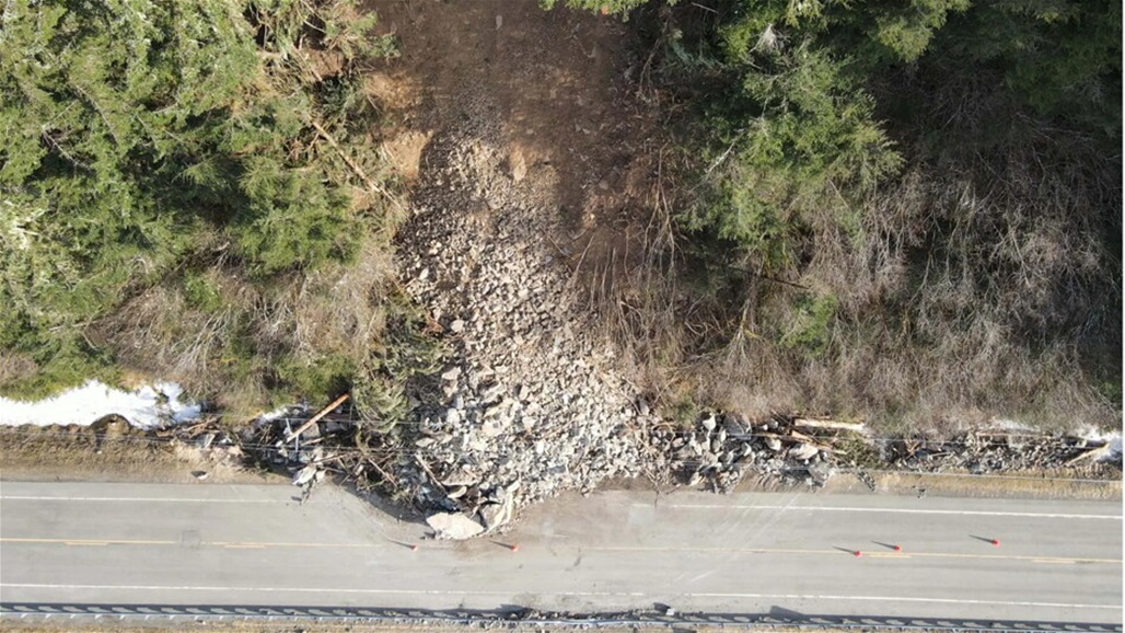 فتاة تنجو بأعجوبة من انهيار صخري مفاجئ (فيديو)