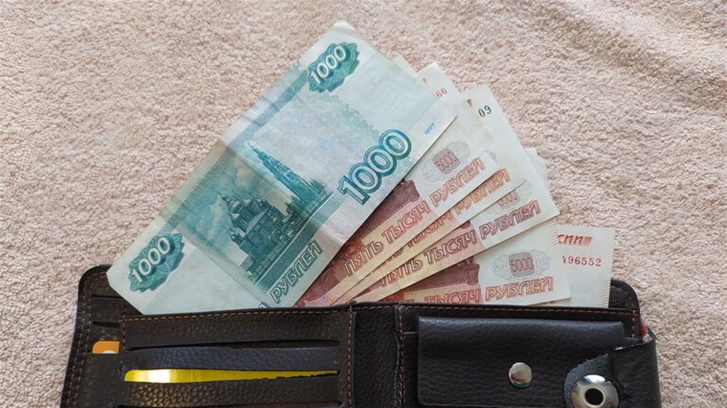 البنك المركزي الروسي يخفف قيود بيع الدولار للأفراد