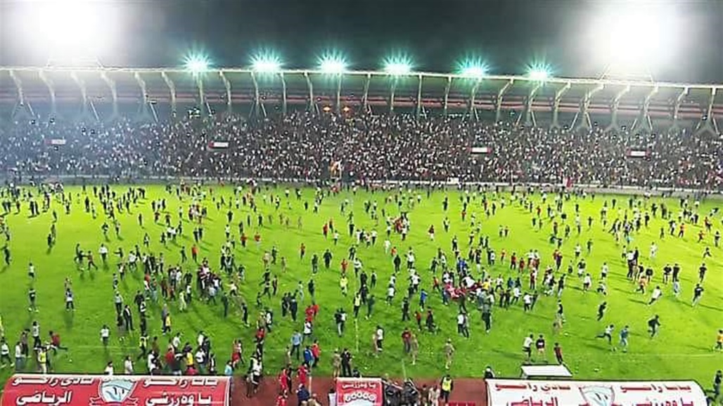 الجماهير تقتحم الملعب.. فوضى في مباراة الكهرباء وزاخو (فيديو)