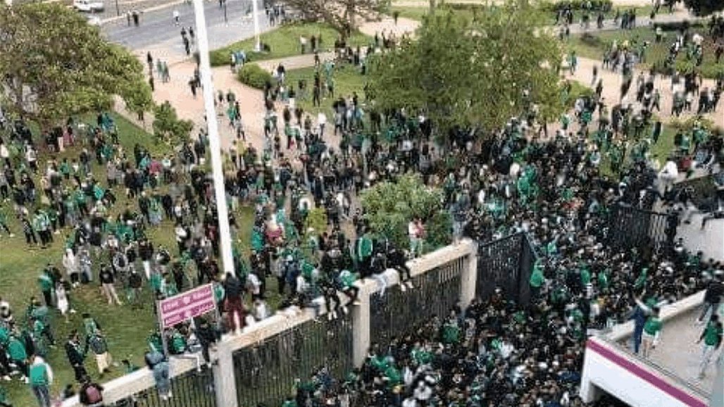 جماهير الرجاء تقتحم ملعب مباراة فريقهم امام الاهلي المصري