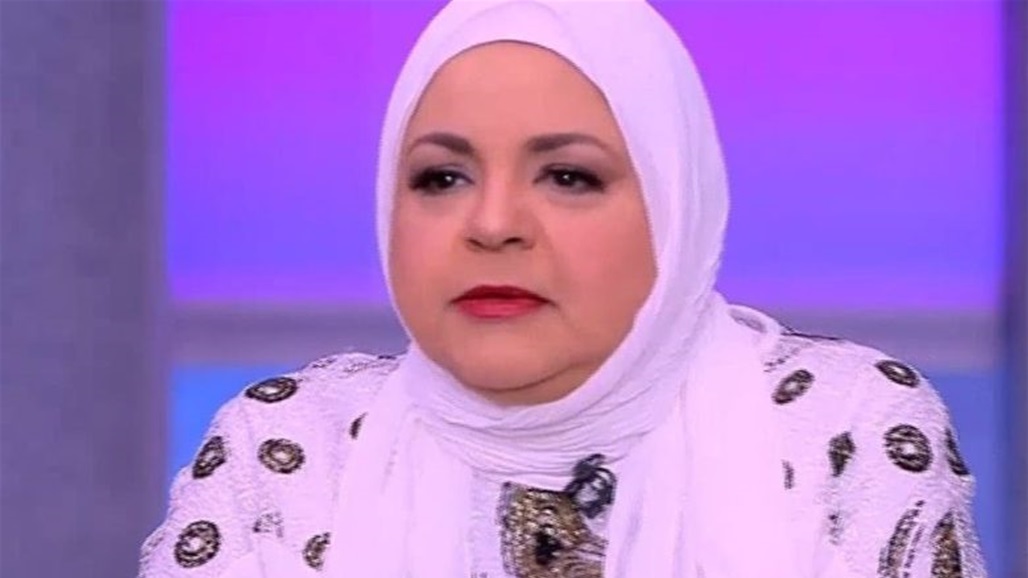 مطربة مصرية شهيرة ترتدي الحجاب.. وترفض التوقف عن الغناء