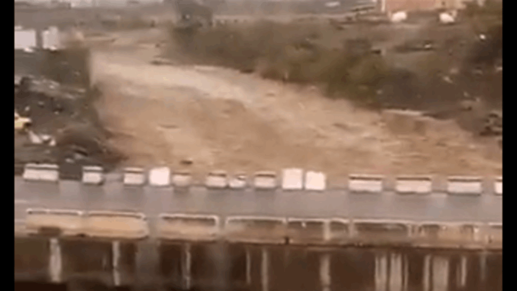 سيل ضخم يغمر جسرا بأكمله في السعودية (فيديو)