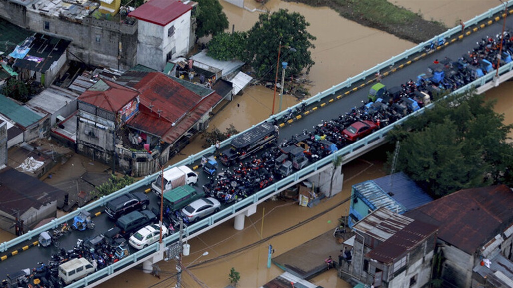 مصرع 4 أشخاص إثر انهيار جسر في الفلبين (فيديو)