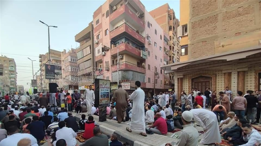 المسلمون يؤدون صلاة عيد الفطر في دول عدة (صور) 