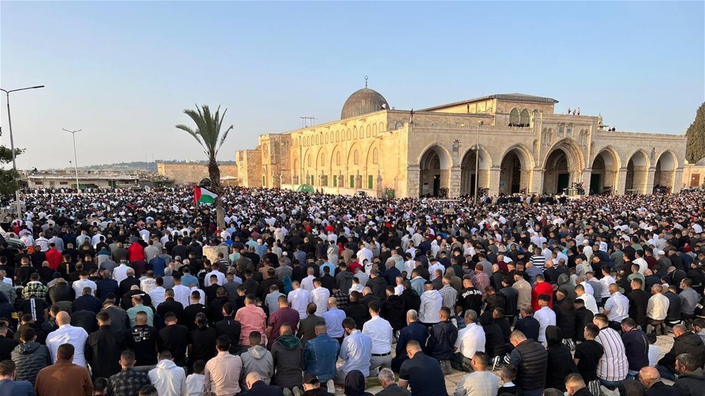 زعماء عرب يؤدون صلاة العيد صحبة آلاف المسلمين (صور)