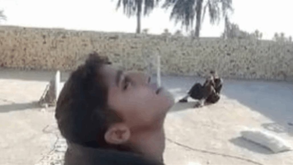 أب عراقي يصوب رصاصه نحو سيجارة في فم طفله! (فيديو) 