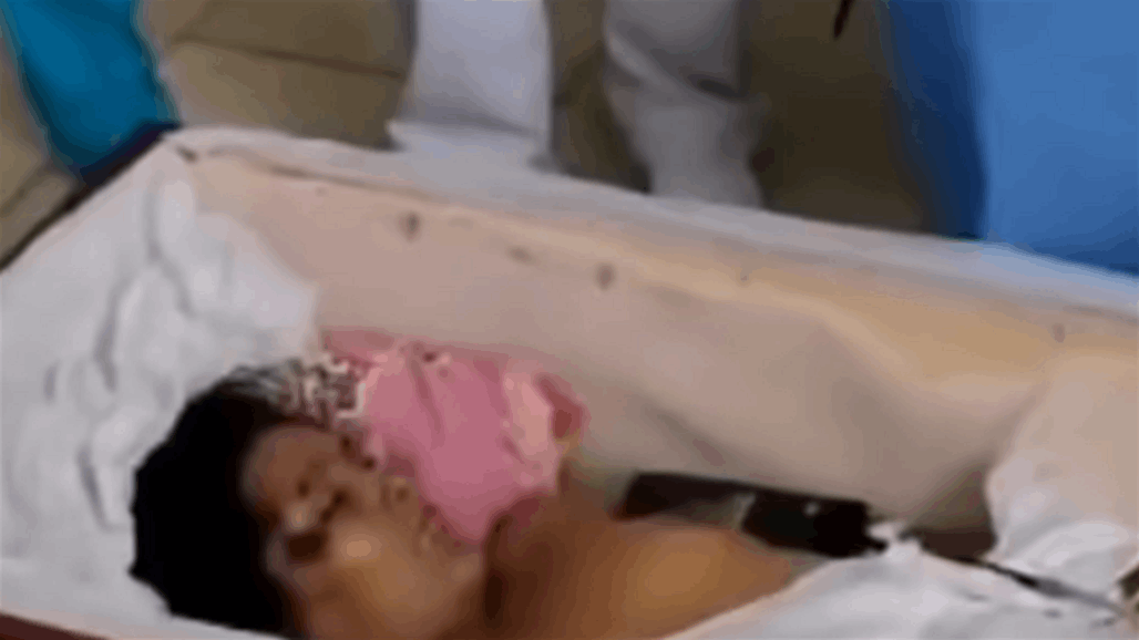 "لا زلت حية".. امرأة تضرب على النعش قبل دقائق من دفنها (فيديو)