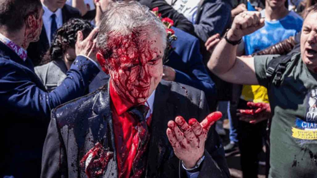 وارسو.. تعرض سفير روسيا للرش بمادة حمراء من قبل ناشطين
