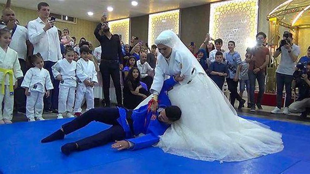 عروس تطرح زوجها أرضاً في حفل زفافهما.. فيديو