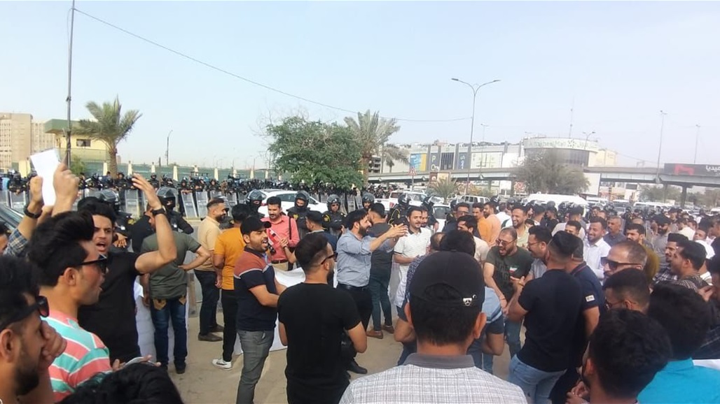 مئات الخريجين يتظاهرون أمام مبنى وزارة النفط في بغداد (صور)