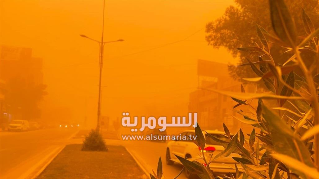 السماء حمراء ومدى الرؤية ينعدم مع اشتداد العاصفة الترابية في بغداد (صور)