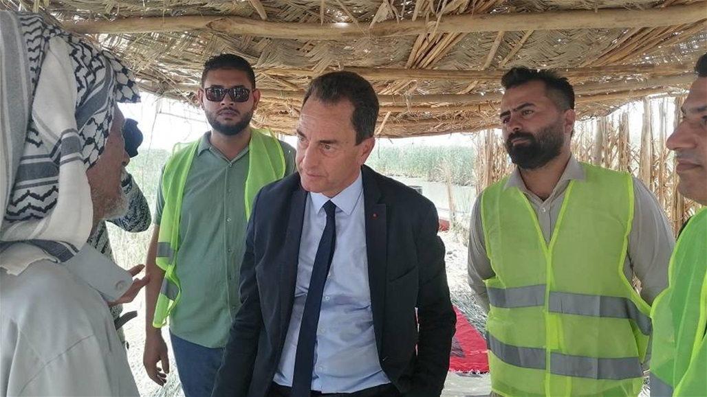 السفير الفرنسي يتذوّق الكيمر ويشارك في تنظيف شاطئ الأهوار (فيديو)