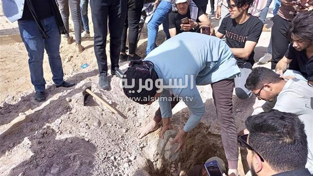 بالصور.. مراسم دفن الشاعر العراقي مظفر النواب في النجف