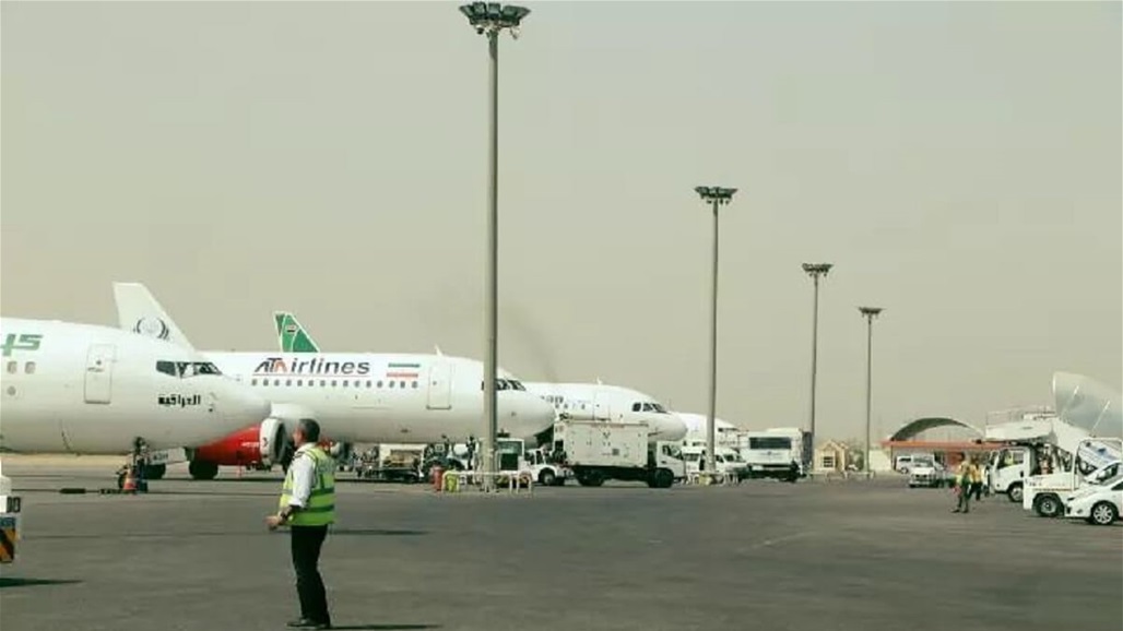"متسول" يدخل طائرة عراقية بحالة إنذار في مطار النجف!