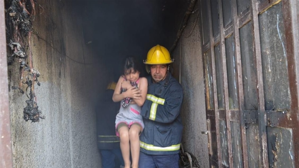 اخماد حريق اندلع داخل بناية بمنطقة الشعب في بغداد (صور)