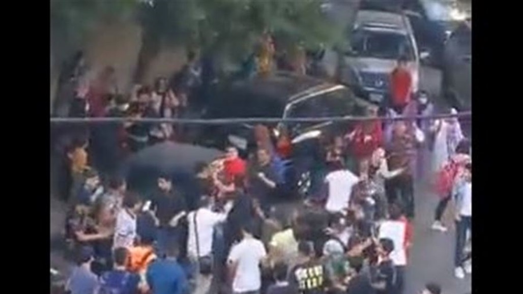 فيديو مروع في لبنان.. معلمة تدهس طلاباً خلال اشكال بالسكاكين!
