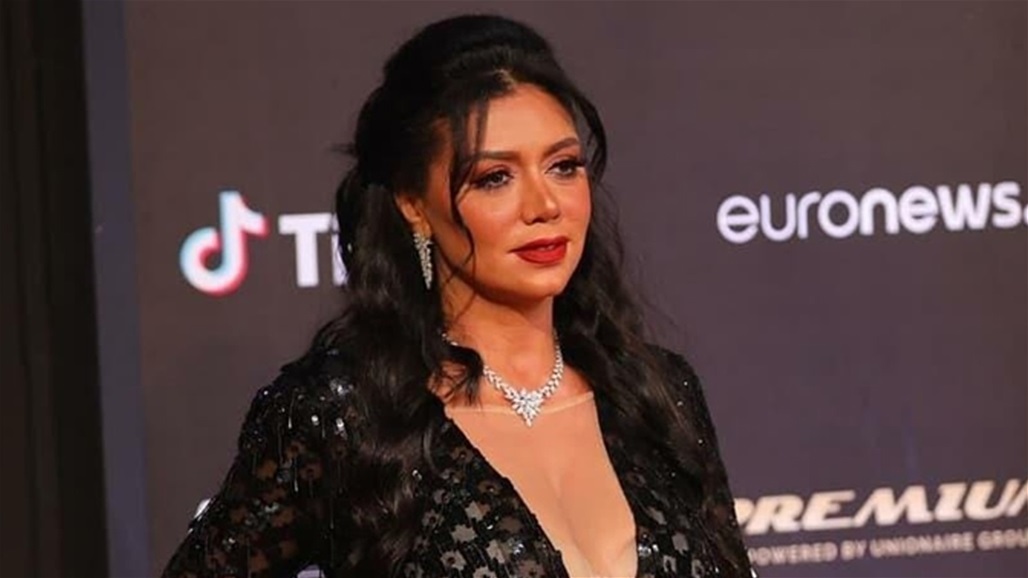 رانيا يوسف بتعليق طريف على صورتها مع محمد صلاح