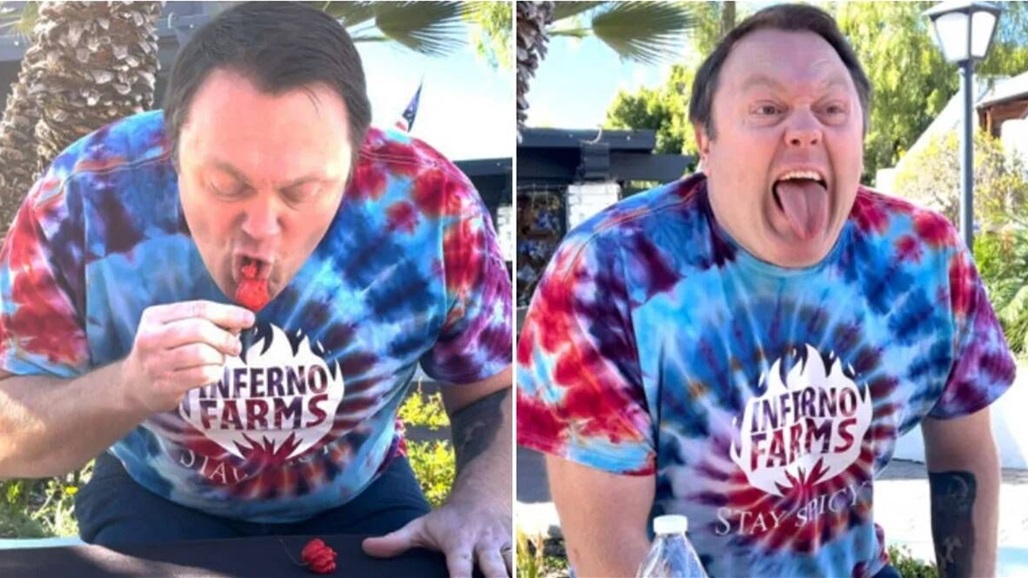 رجل يحطم الرقم القياسي بأكل الفلفل الأكثر حرارة في العالم(فيديو)
