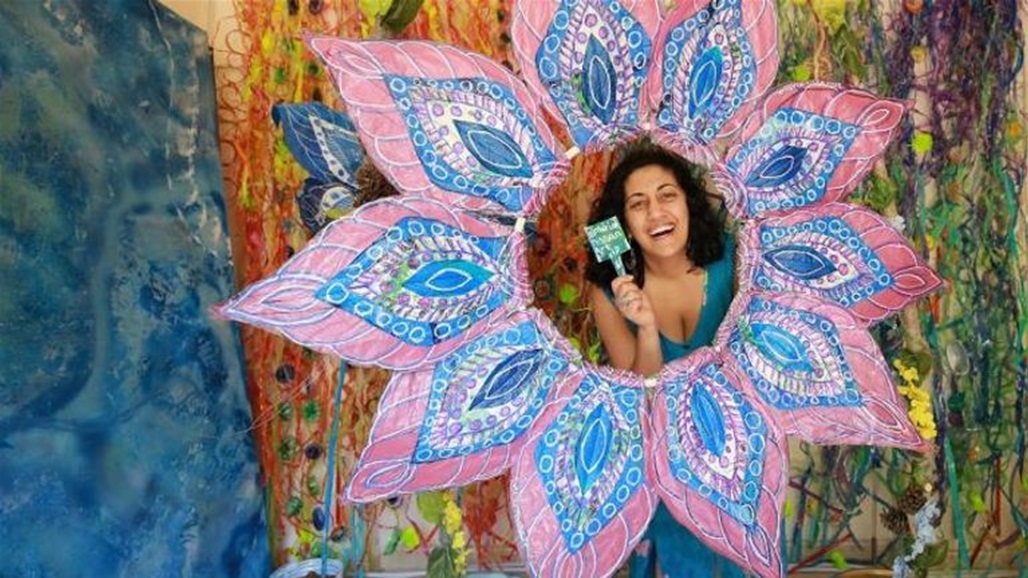 بأنامل عراقية.. لوحات تنبض بالحياة من نفايات البلاستيك (صور)