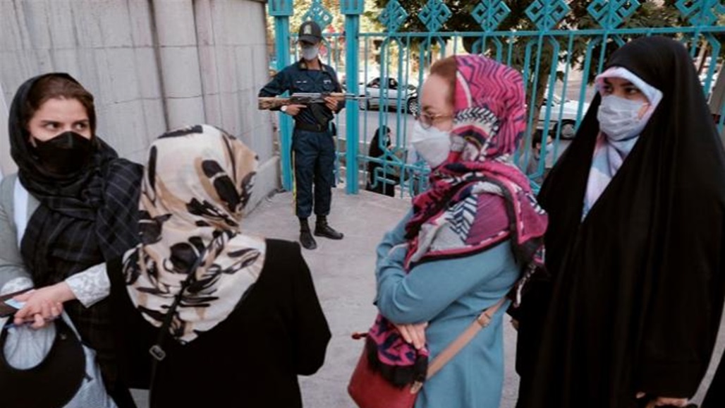 إيران تقرر طرد أي موظفة لا تلتزم بالحجاب