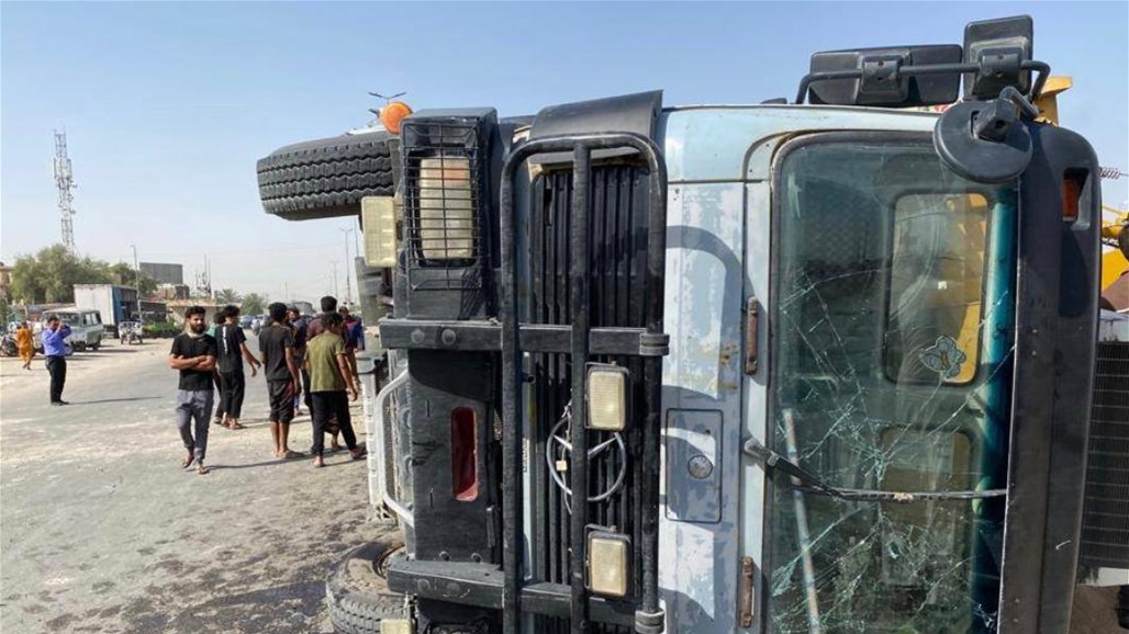 حادث مأساوي.. مصرع شخص وإصابة آخر إثر انقلاب "سيارة حمل" في الناصرية (صور)