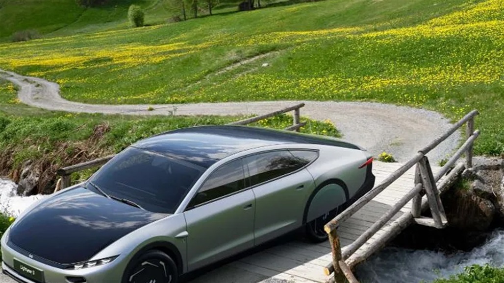 في ظل أزمة الوقود العالمية... هل تكون أول سيارة على الطاقة الشمسية الحل؟ 