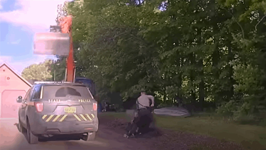 أب يهاجم الشرطة بجرافة لمنعها من اعتقال ابنه (فيديو)