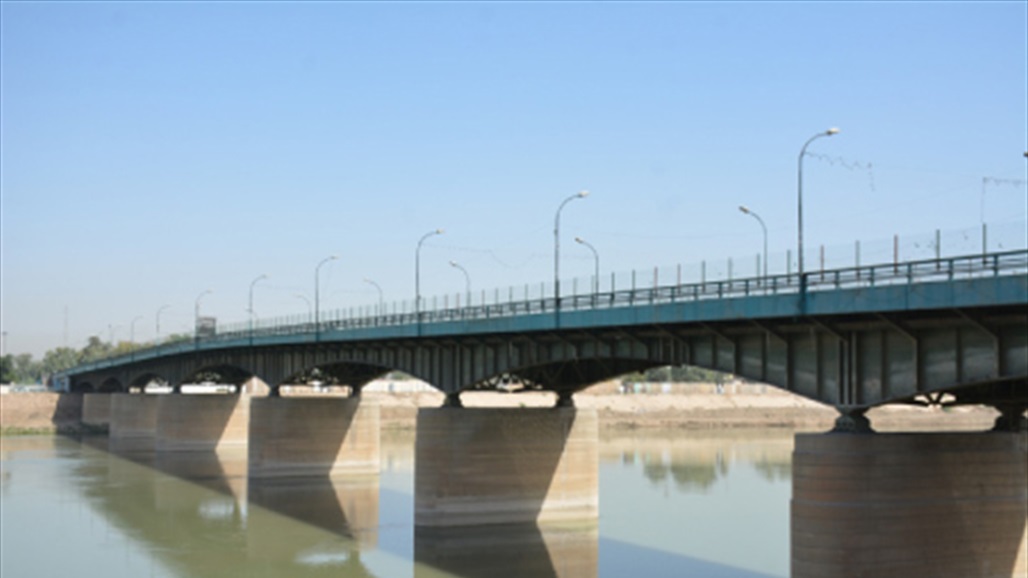 انقاذ فتاة حاولت رمي نفسها من جسر في بغداد - عاجل