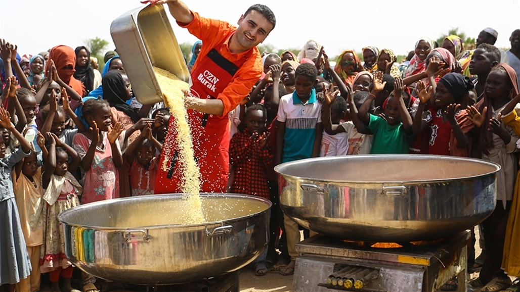 الشيف بوراك يطهو لأطفال السودان