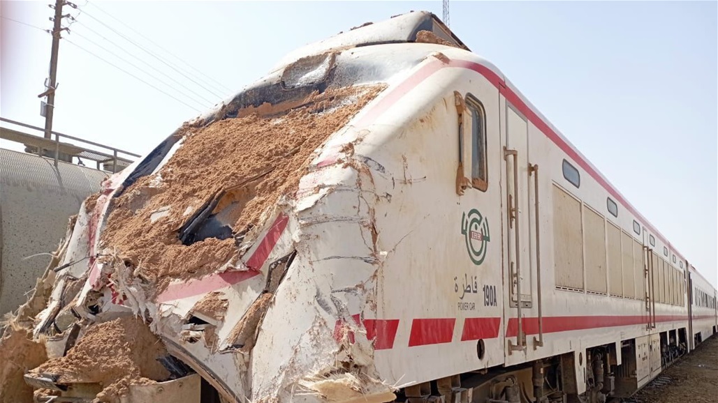 قطار يصطدم بمركبة كبيرة على طريق بغداد - بصرة (صور)