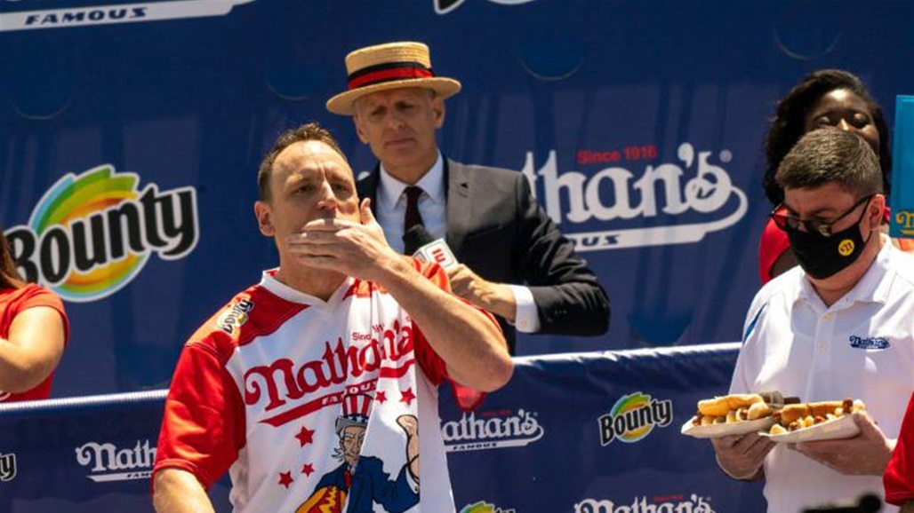 شخص يلتهم عشرات الشطائر من "هوت دوغ" في زمن قياسي
