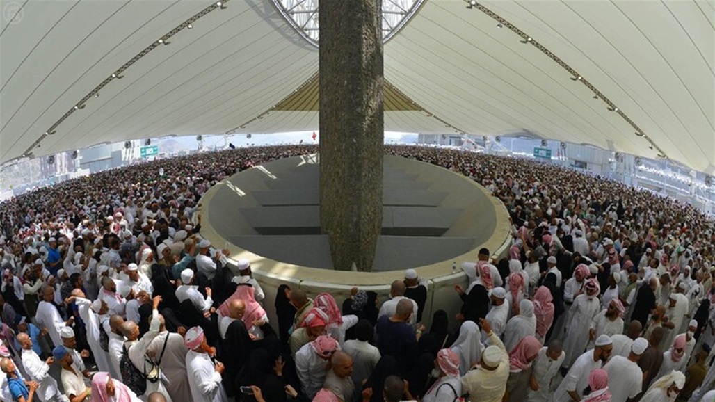 الحجاج يرمون جمرة "العقبة الكبرى" في منى قرب مكة المكرمة