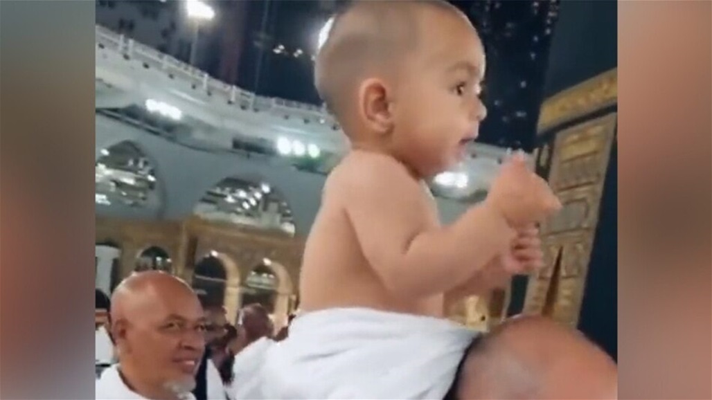 طفل يلبي في الحرم المكي ويشعل مواقع التواصل.. ما قصة الفيديو المتداول؟ (فيديو) 