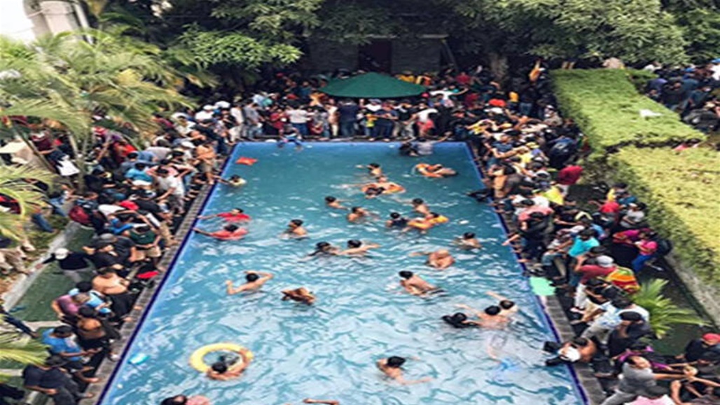 بعد فراره.. الشعب يمارس السباحة في قصر الرئيس السريلانكي! 