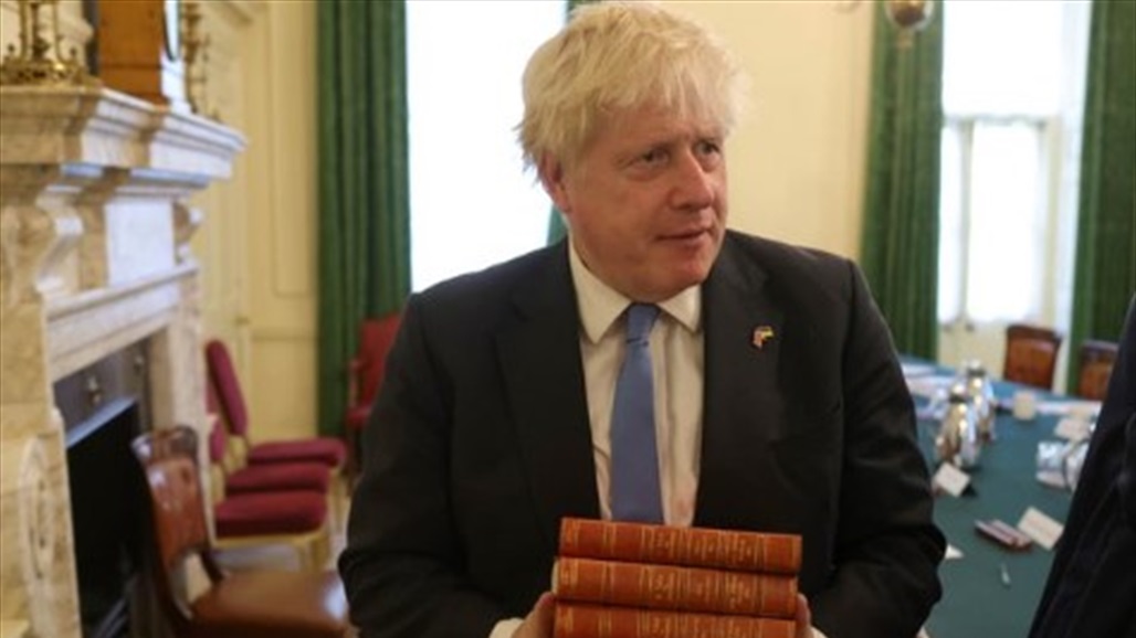 قبل المغادرة جونسون يستلم "هدية الفراق"