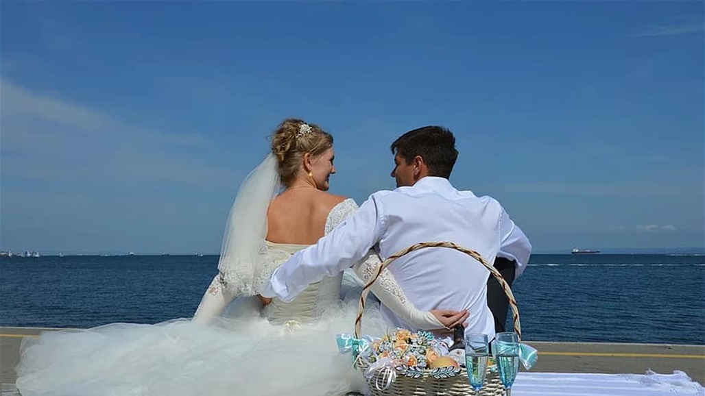 لم تنجُ سوى الكعكة... موجة تُفسد حفل زفاف! (فيديو)