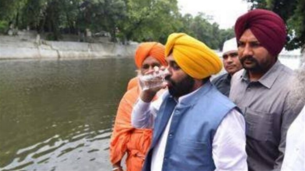 نقل سياسي هندي إلى المشفى بعد شربه ماءً من نهر مقدس