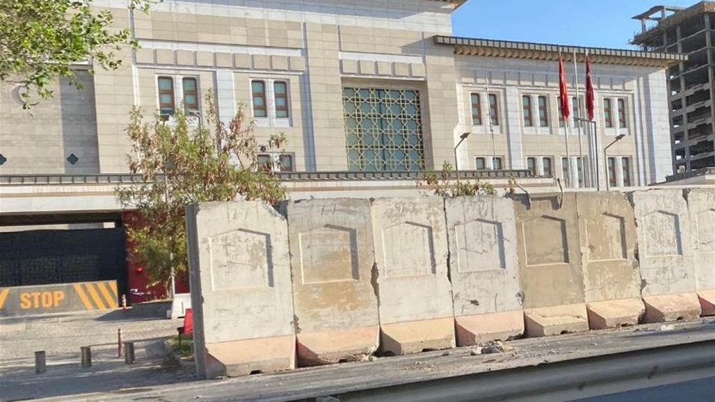 وضع حواجز كونكريتية أمام مبنى السفارة التركية في بغداد