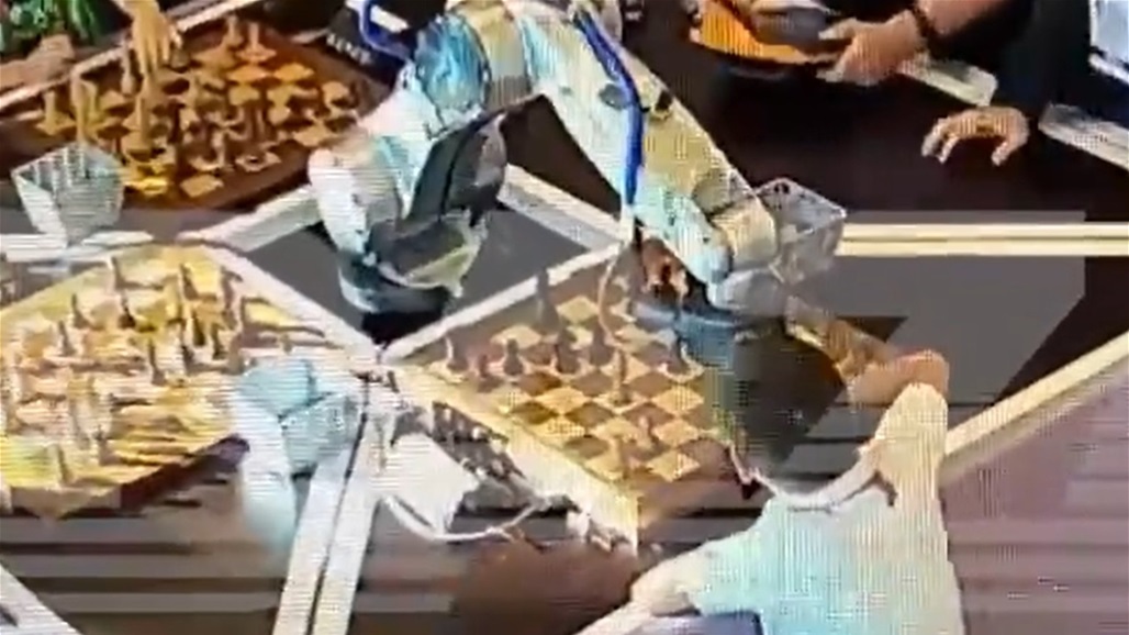 بالفيديو.. روبوت يهاجم طفلاً ويكسر إصبعه خلال مباراة للشطرنج