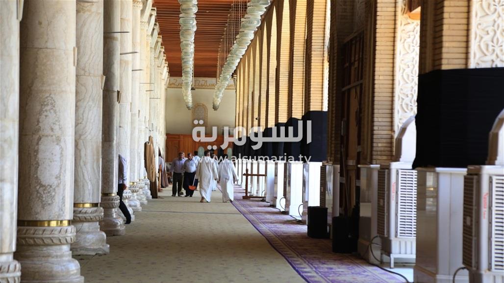 بالصور.. مسجد الكوفة يتشح بالسواد استعداداً لمحرم