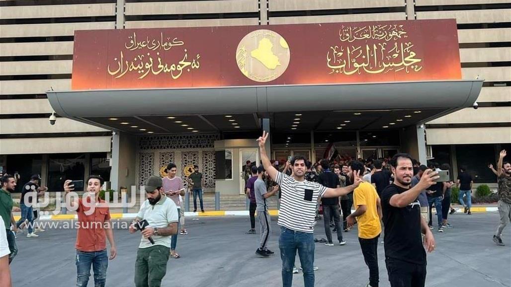 المتظاهرون يقتحمون مبنى البرلمان (صور)